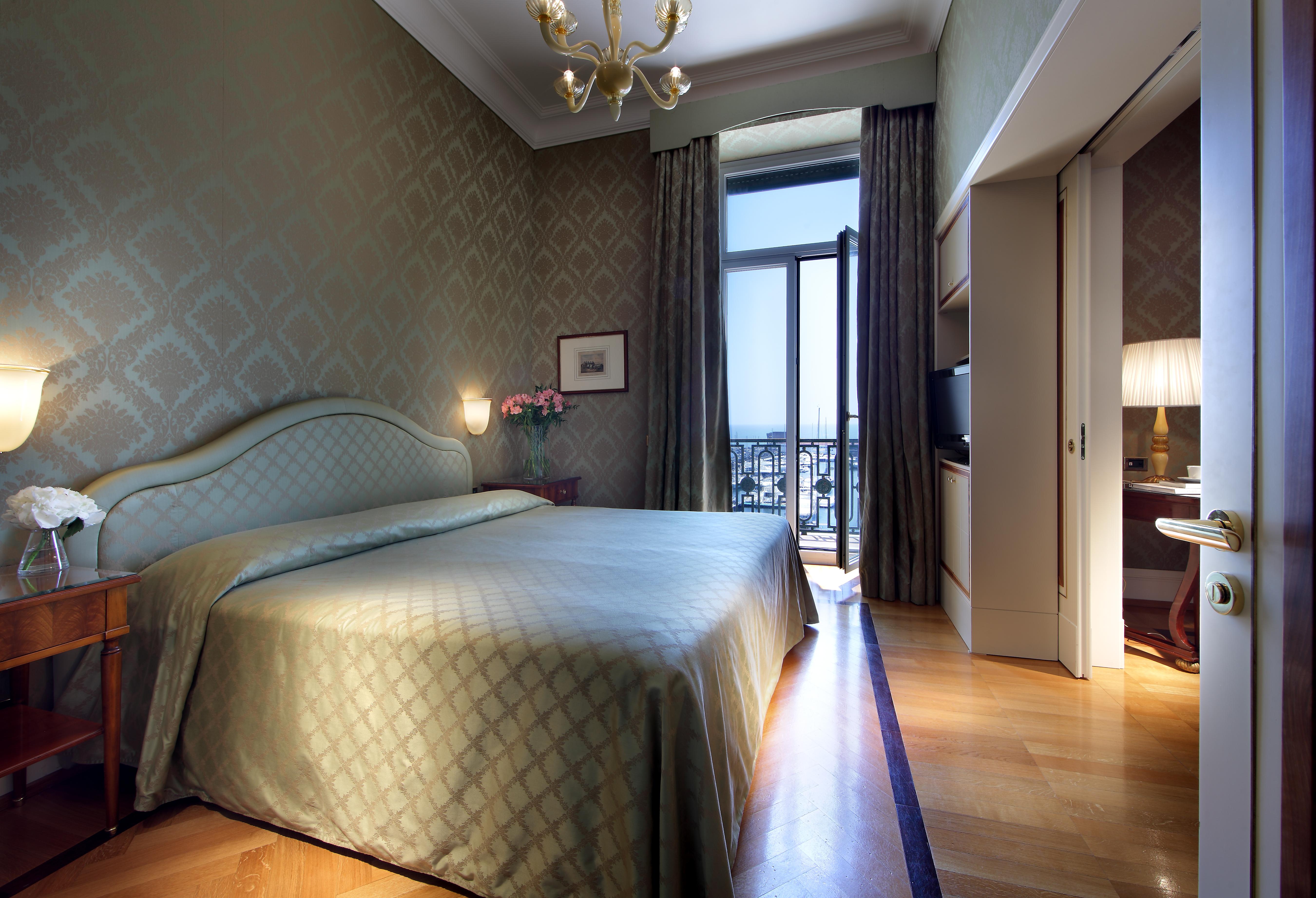 ยูโรสตาร์ส เอ็กเซลซิออร์ โฮเต็ล Hotel เนเปิลส์ ภายนอก รูปภาพ