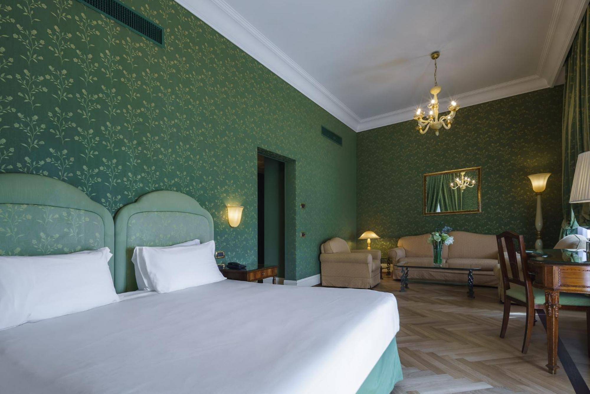 ยูโรสตาร์ส เอ็กเซลซิออร์ โฮเต็ล Hotel เนเปิลส์ ภายนอก รูปภาพ