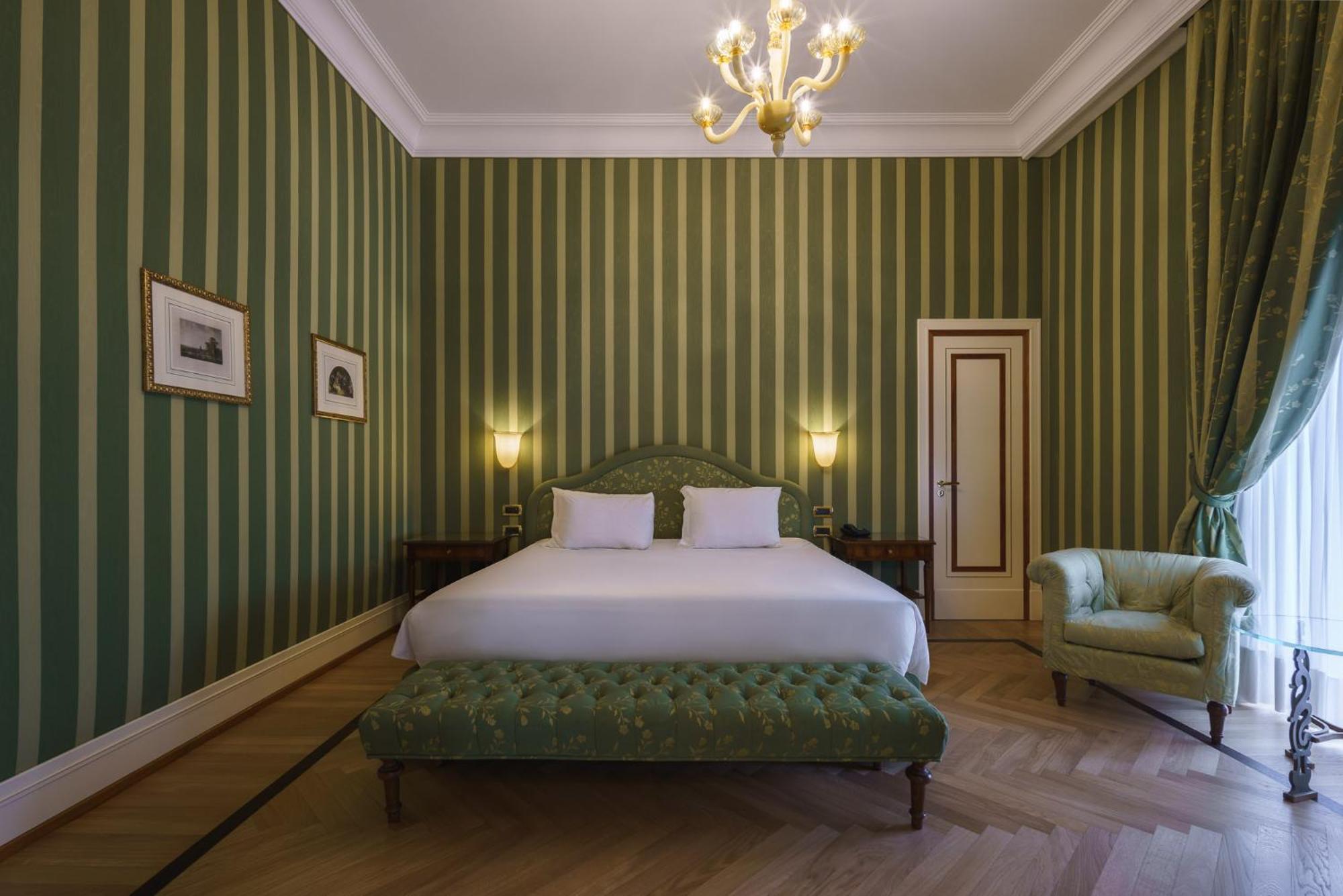 ยูโรสตาร์ส เอ็กเซลซิออร์ โฮเต็ล Hotel เนเปิลส์ ภายนอก รูปภาพ