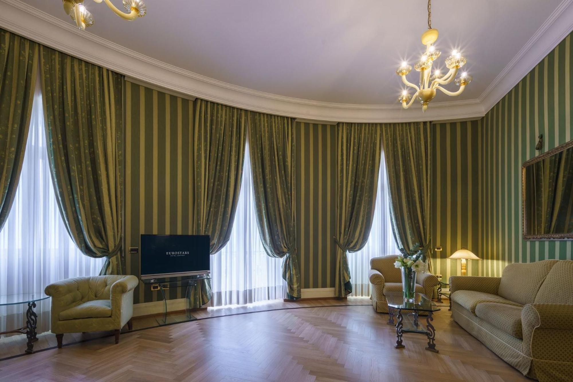 ยูโรสตาร์ส เอ็กเซลซิออร์ โฮเต็ล Hotel เนเปิลส์ ภายนอก รูปภาพ