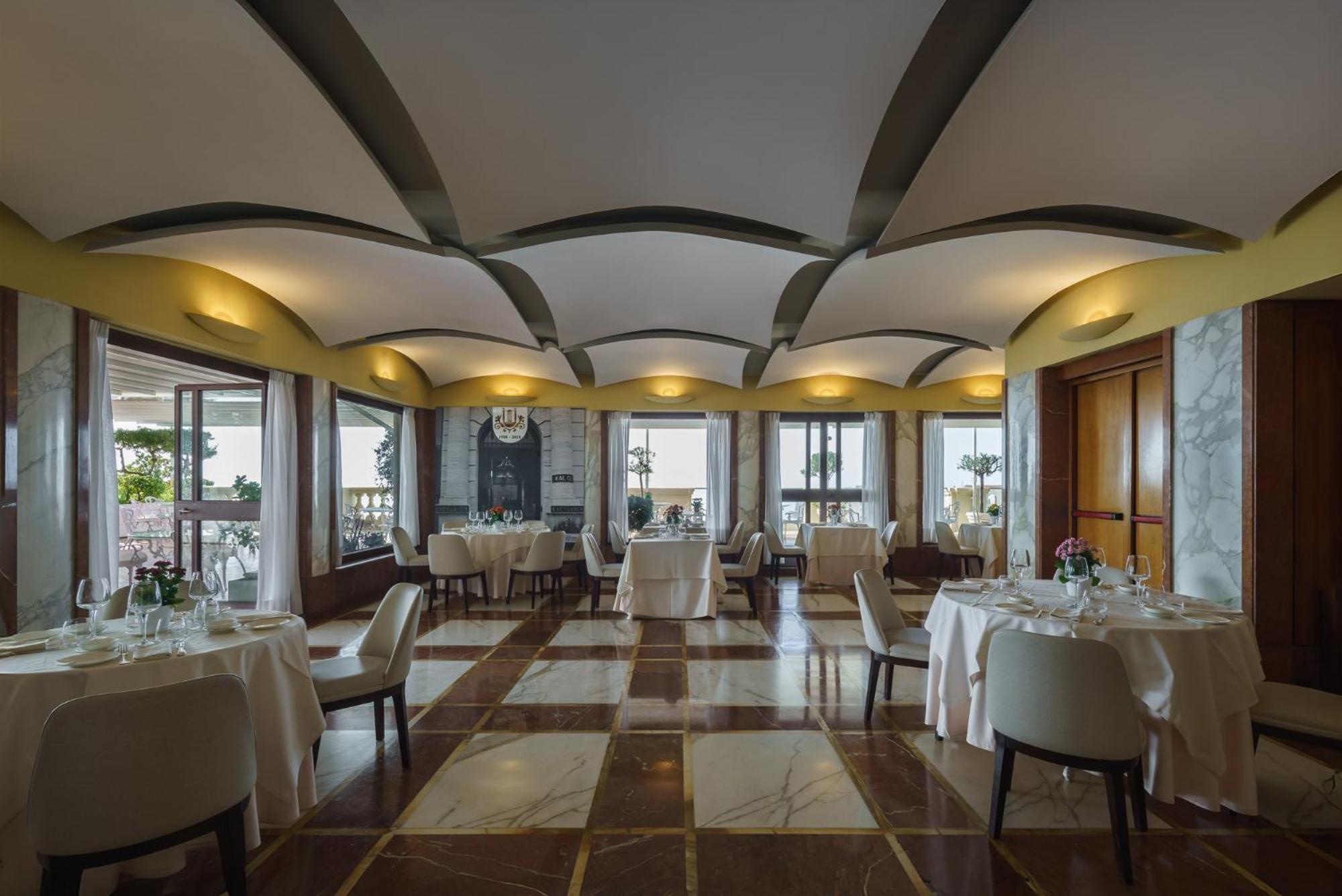 ยูโรสตาร์ส เอ็กเซลซิออร์ โฮเต็ล Hotel เนเปิลส์ ภายนอก รูปภาพ